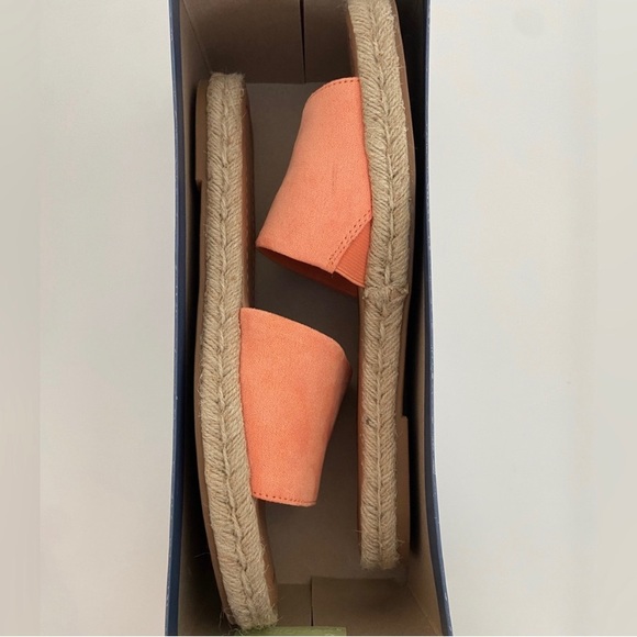 Universal Threads women’s sandals - Picture 2 of 4